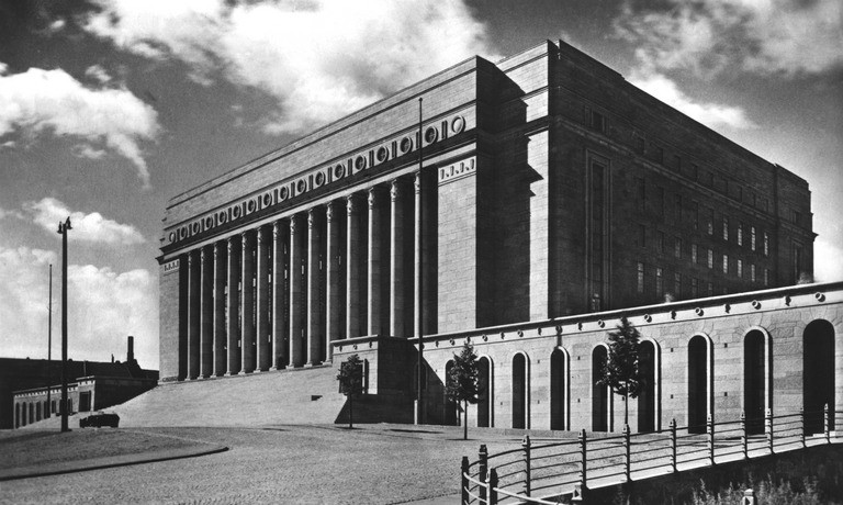 Eduskuntatalo 1930-luvulla. Kuva: Helsingin kaupunginmuseo.