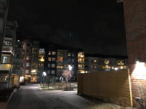 Haso Kuninkaantammenkierto 4. Kuva Sienakujan kulmalta illalla sisäpihalle.
