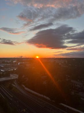 Auringonlasku länteen