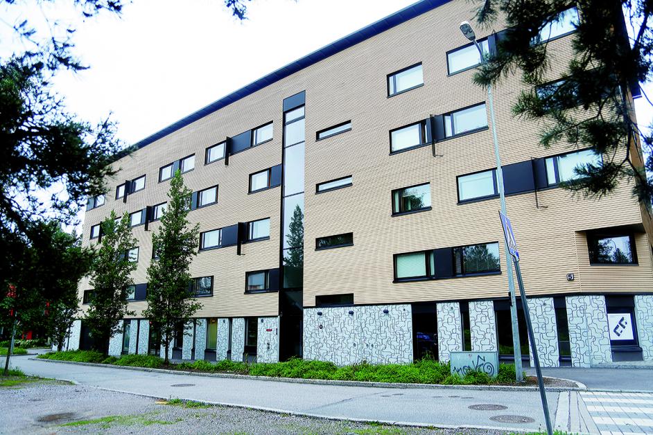 Haso Omenapuiston toinen kerrostalo kuvattuna kadulta päin. Kuva: Sara Huhtinen