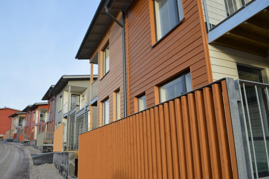 Kuva taloyhtiön Ratasmyllynraitin puoleisista taloista.