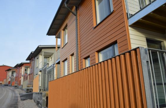 Kuva taloyhtiön Ratasmyllynraitin puoleisista taloista.